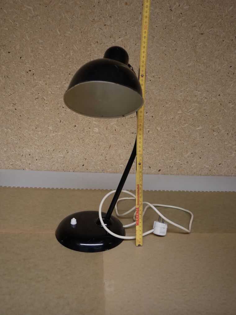 Schreibtischleuchte mit Reflektorschirm und Haube