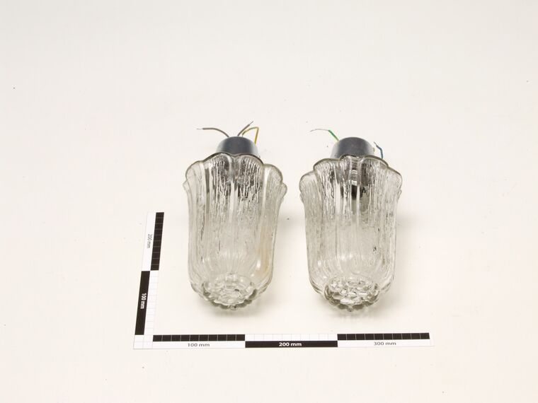 Wandleuchte mit geriffeltem Glasschirm