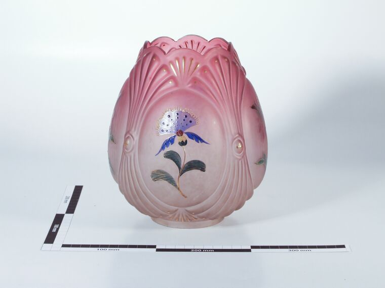 Roter Glaslampenschirm, floral dekoriert