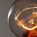 Glühlampe mit leuchtendem Wolframfaden