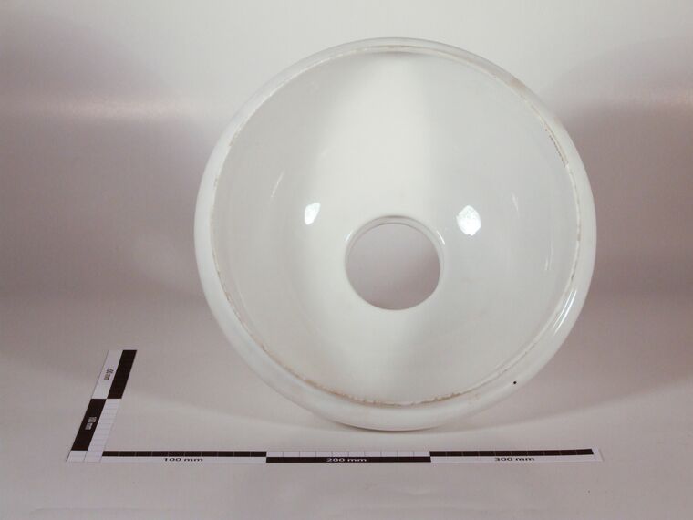 Glaslampenschirm mit Petroleumzylinder und Messingring