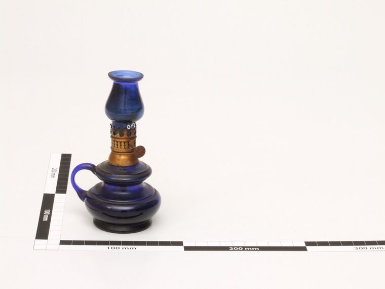 Öllampe aus blauem Glas