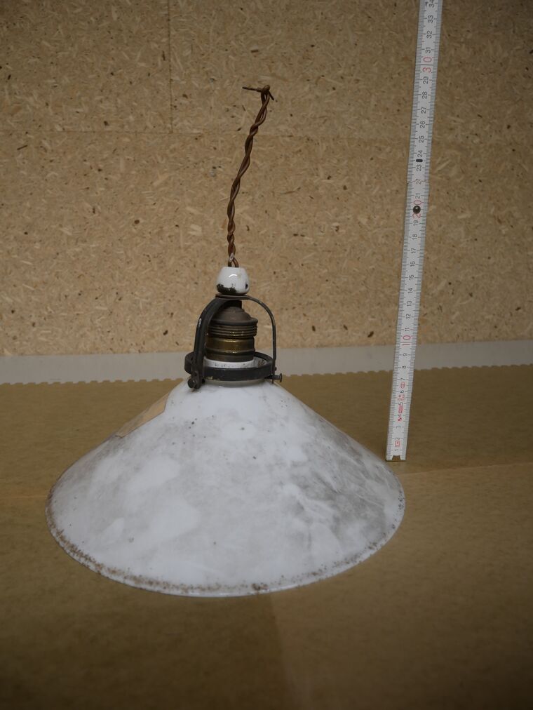 Elektrische Hängeleuchte mit Milchglasschirm