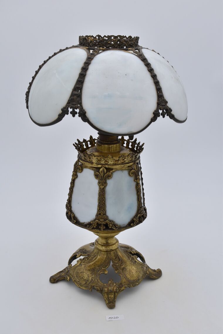 Tischlampe mit Kunstglas-Schirm