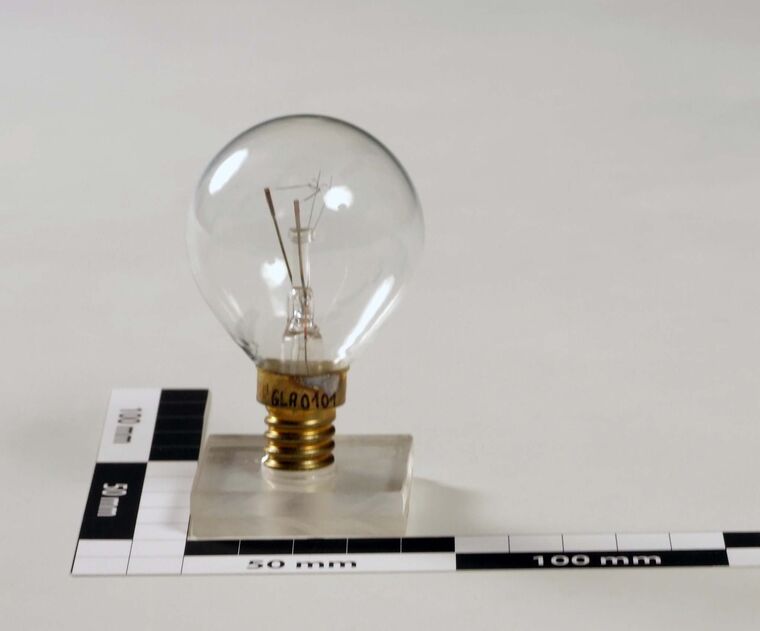 Glühlampe 25W, kugelförmig