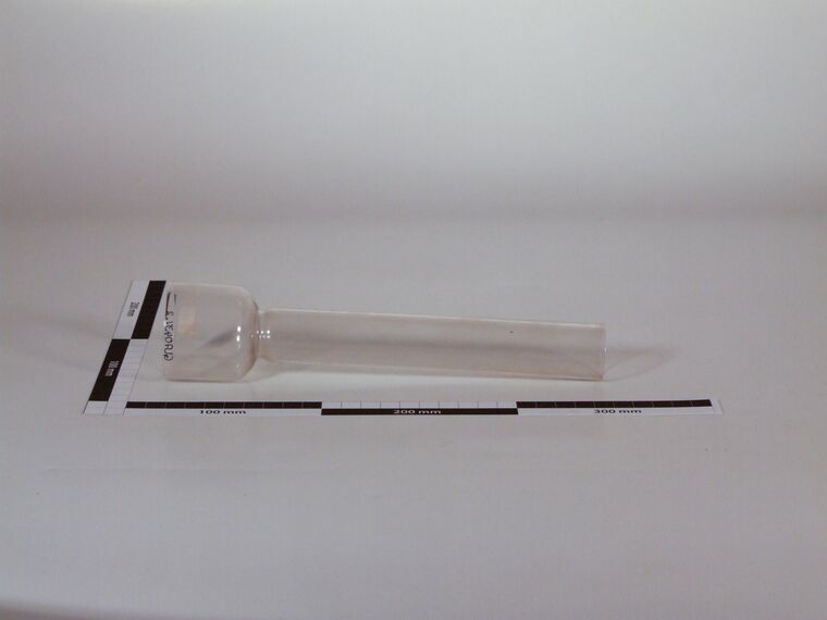 Glaslampenschirm mit Petroleumzylinder und Messingring