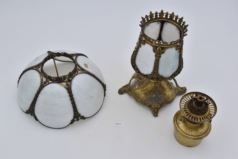 Tischlampe mit Kunstglas-Schirm