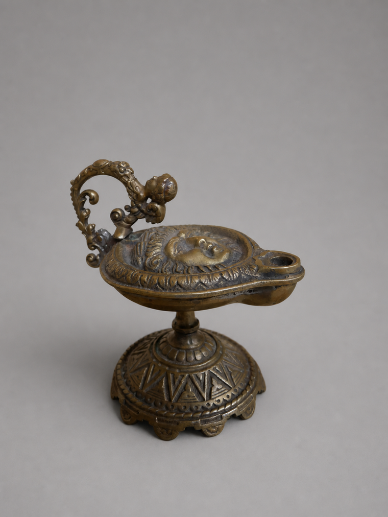 Öllampe mit kegelförmiger Basis und ornamentiertem Griff