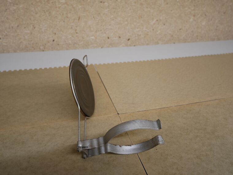 Petroleumwandlampe mit Klemmhalter und Wandteller