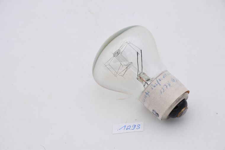 Glühlampe mit gestauchtem Kolben und E27 Sockel