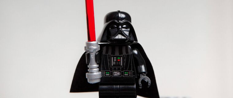 Figur mit Laserschwert