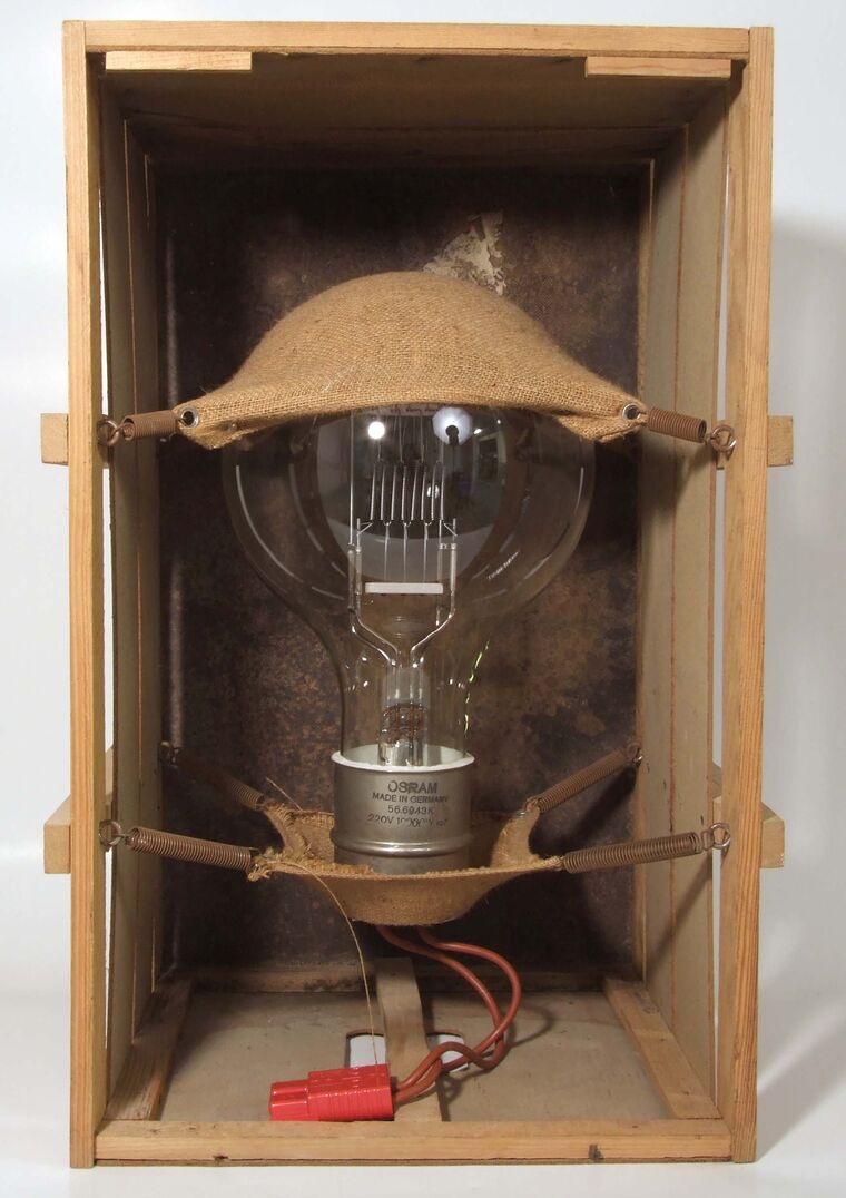 Glühlampe 10.000 Watt mit Holzkiste
