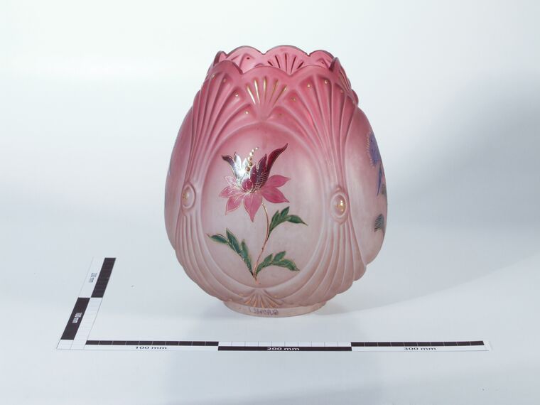 Roter Glaslampenschirm, floral dekoriert