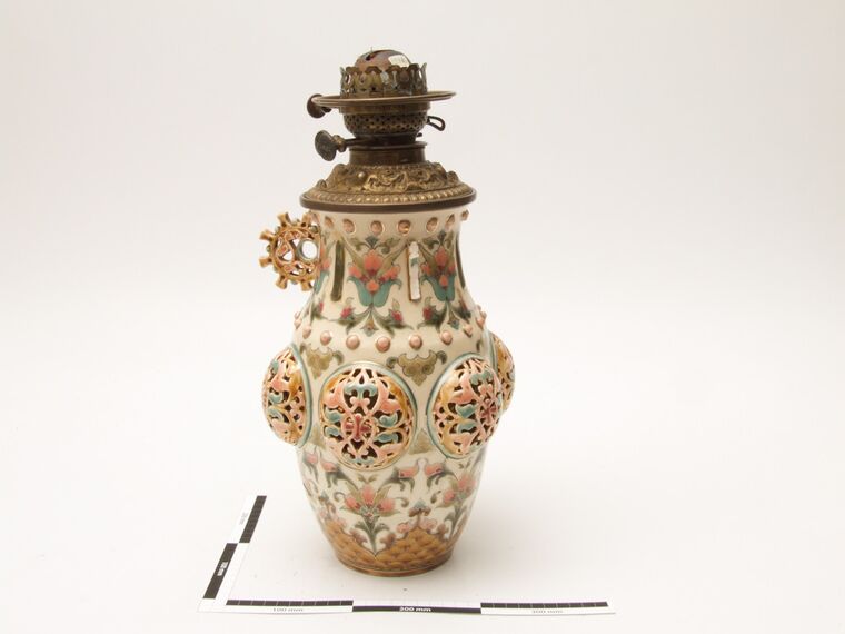 Petroleumlampe mit Keramikkörper und Messingbrenner