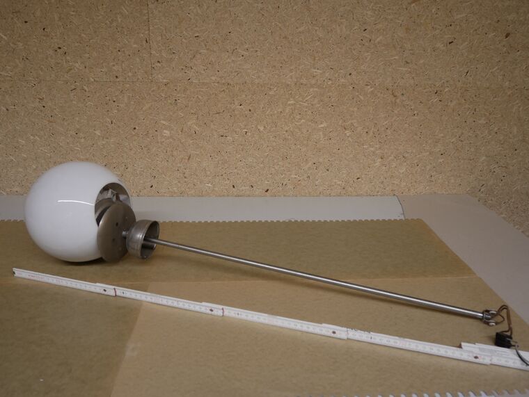 Deckenleuchte mit runder Glaskugel