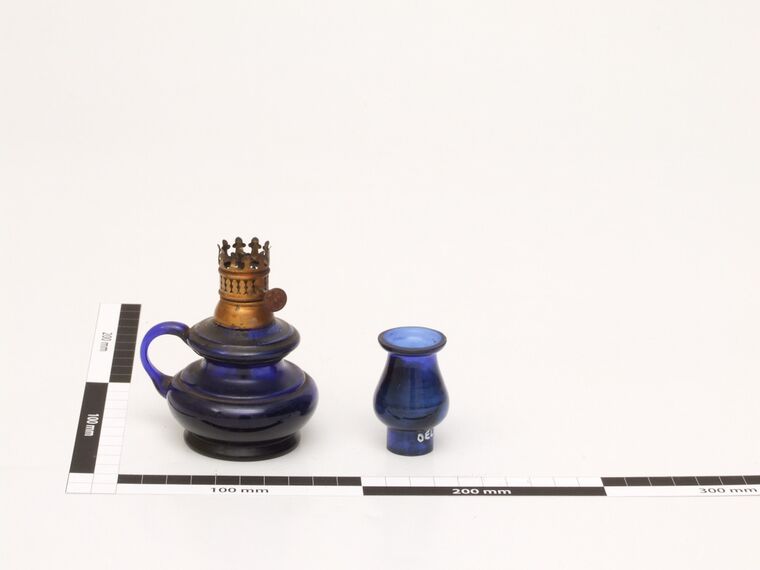 Öllampe aus blauem Glas