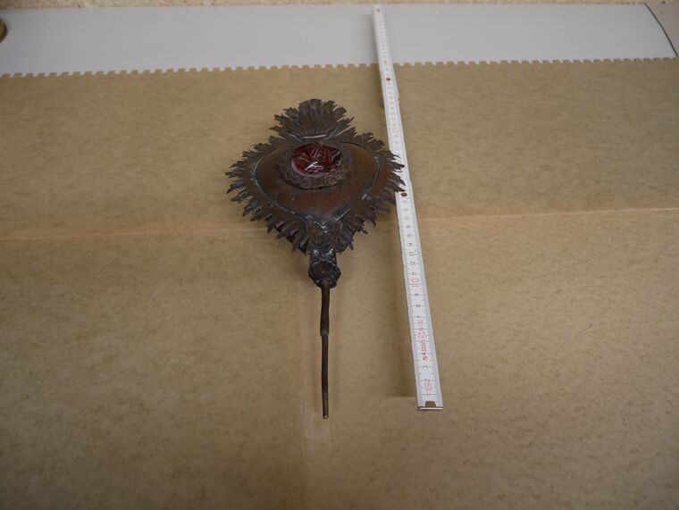Herzförmige Grableuchte mit Flammenkranz