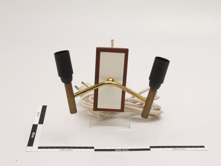 Wandleuchte, zweiflammig, mit gelbem und rotem Lampenschirm