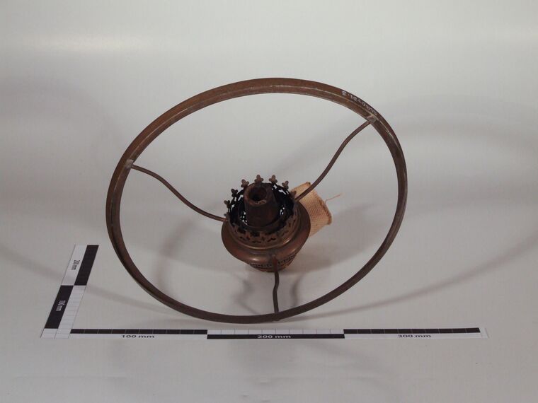 Glaslampenschirm mit Petroleumzylinder und Messingring