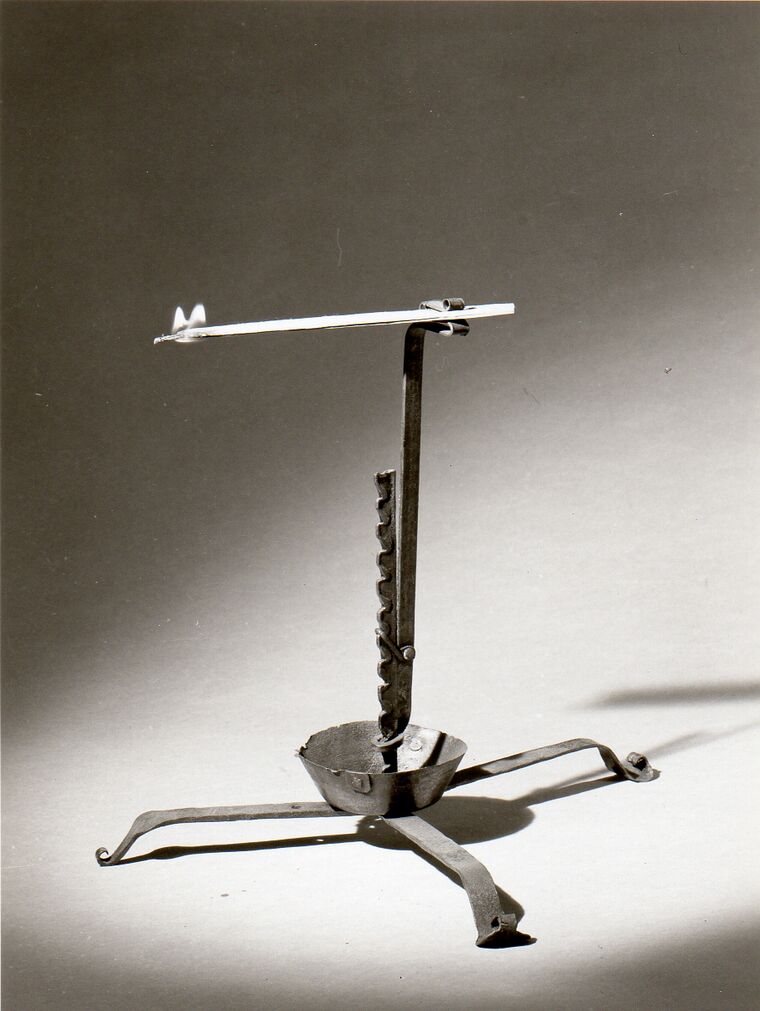 Kienspanhalter aus Metall, dreibeinig