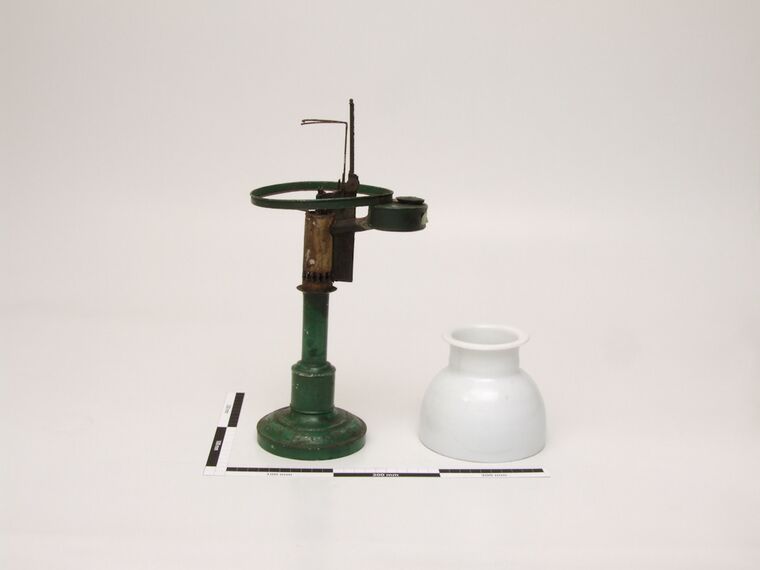Petroleumhandlampe mit Glasschirm