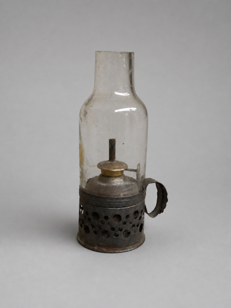 Petroleumlampe mit weißblechummanteltem Tank und Klarglaszylinder