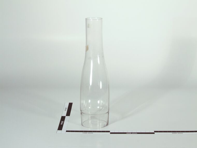 Glaslampenschirm und Petroleumzylinder