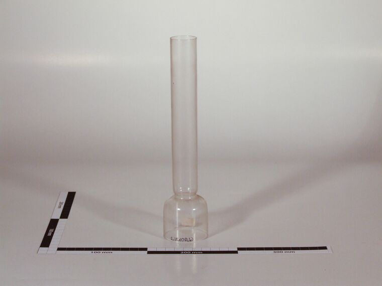 Glaslampenschirm mit Petroleumzylinder und Messingring