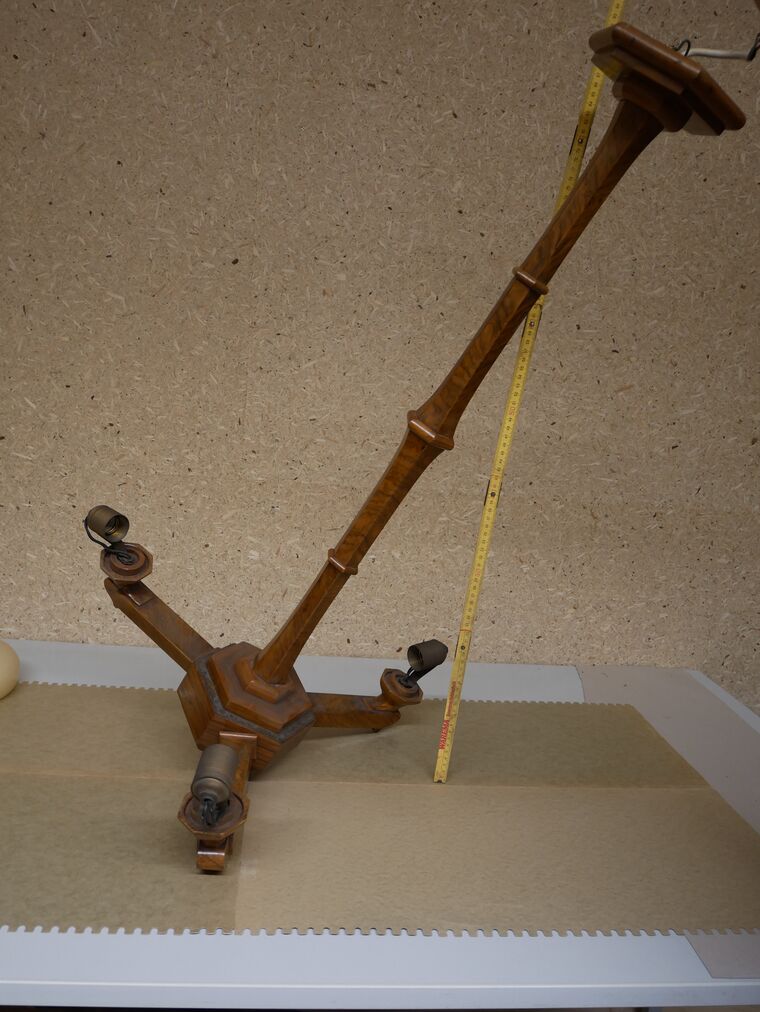 Dreiarmiger Kronleuchter mit sechseckiger Basis