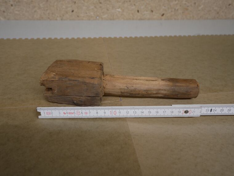 Holzstiel mit hammerartigem Kopf