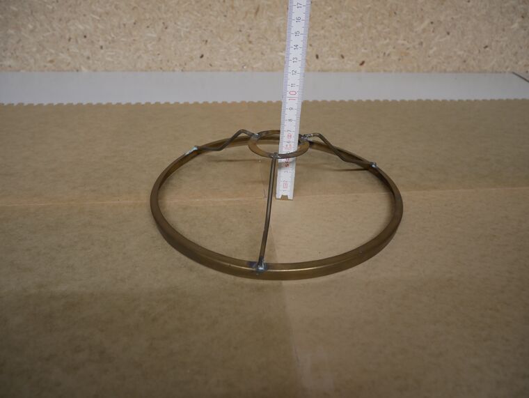 Petroleumlampe mit Glasschirmhalter