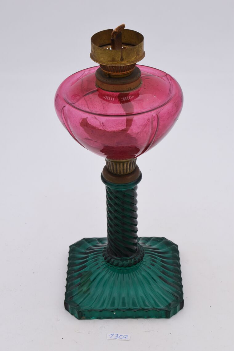 Stehende Öl-Lampe mit farbigem Glasfuß und -bassin