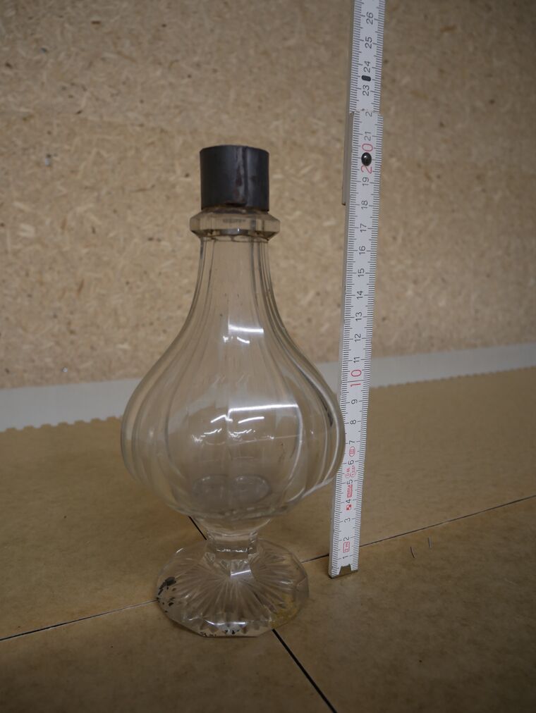 Kerzenleuchter mit geschliffenem Glasfuß