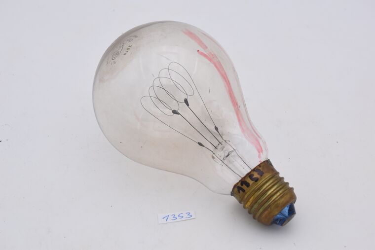 Glühlampe mit Kohlefaden und roten Markierungen
