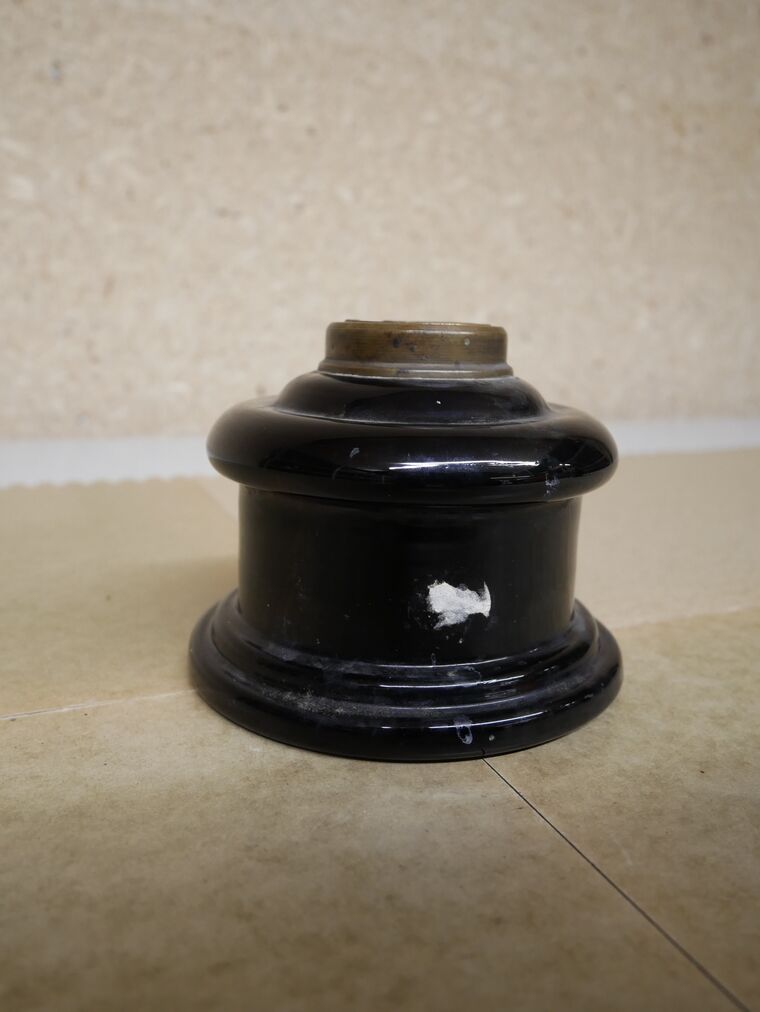 Petroleumlampe mit violetter Glasdose