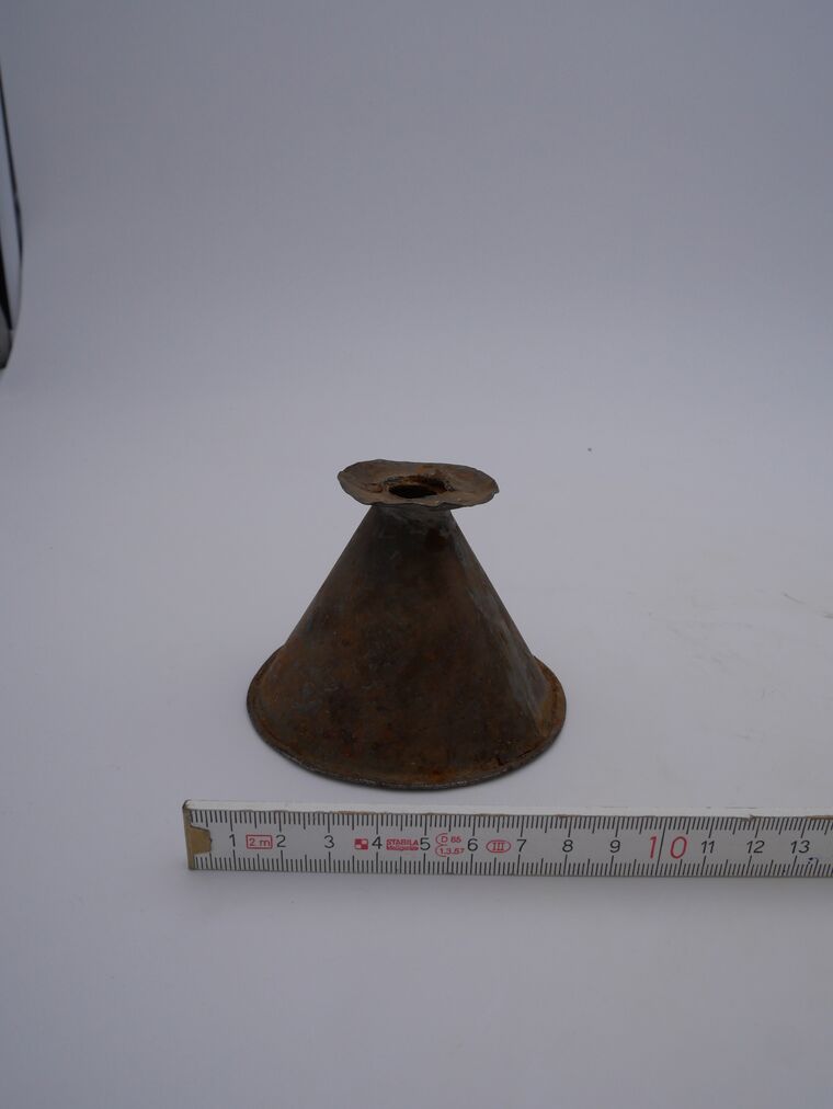 Petroleumlampe mit weißblechgefülltem Kegelfuß