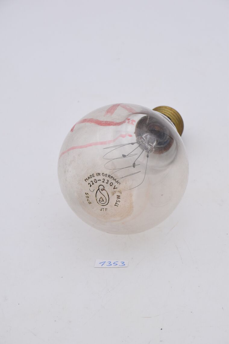 Glühlampe mit Kohlefaden und roten Markierungen