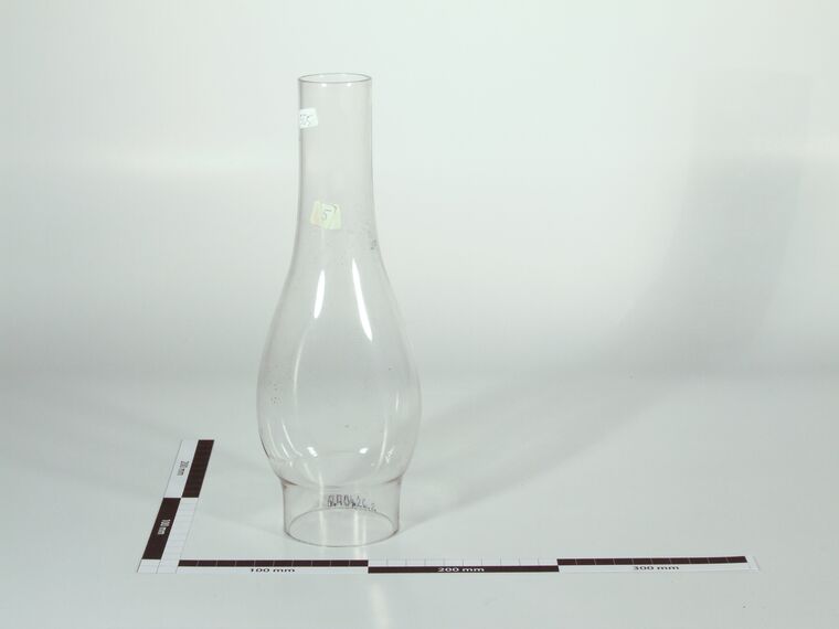 Glaslampenschirm und Petroleumzylinder