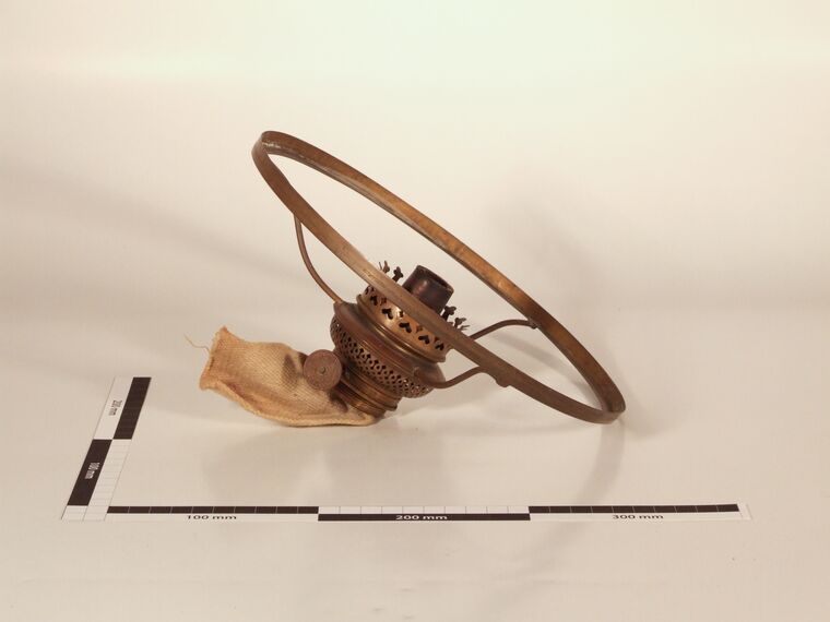 Glaslampenschirm mit Petroleumzylinder und Messingring