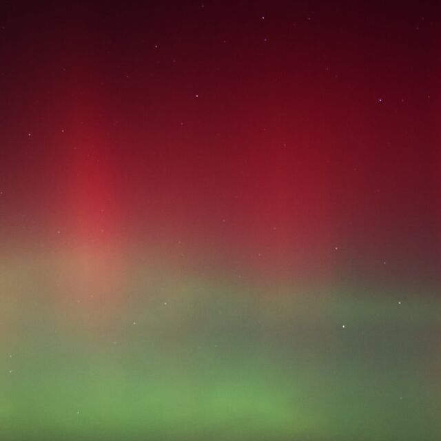 Polarlicht entsteht, wenn ein beschleunigter Sonne ...