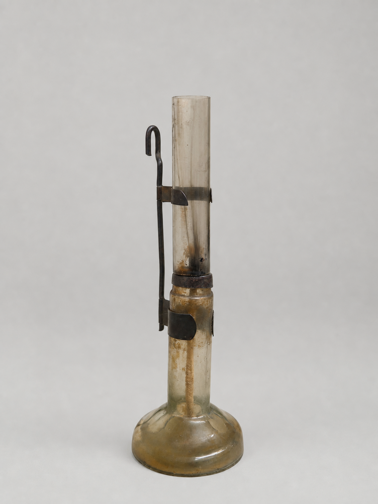 Petroleumlampe mit glockenförmigem Fuß