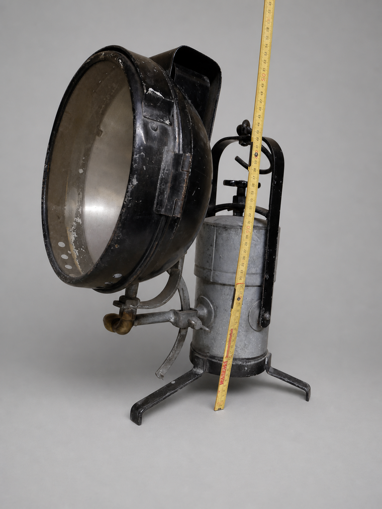 Transportable Karbidleuchte mit dreifüßigem Ständer