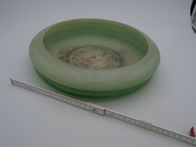 Beige-grünes Überfangglas in abgeflachter Schalenform