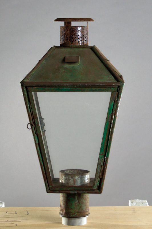 Straßenlaterne aus Eisenblech mit Glasscheiben