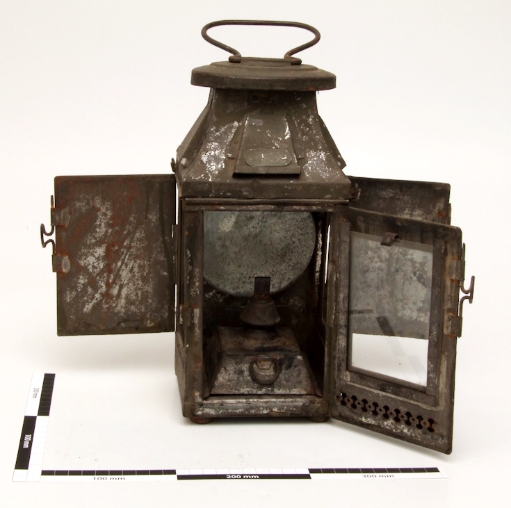 Petroleumlaterne aus Metall mit Glasfenster