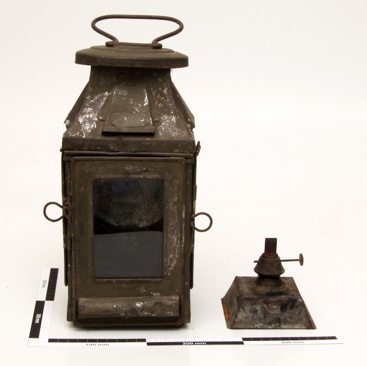 Petroleumlaterne aus Metall mit Glasfenster