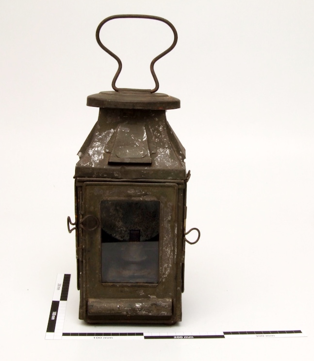 Petroleumlaterne aus Metall mit Glasfenster