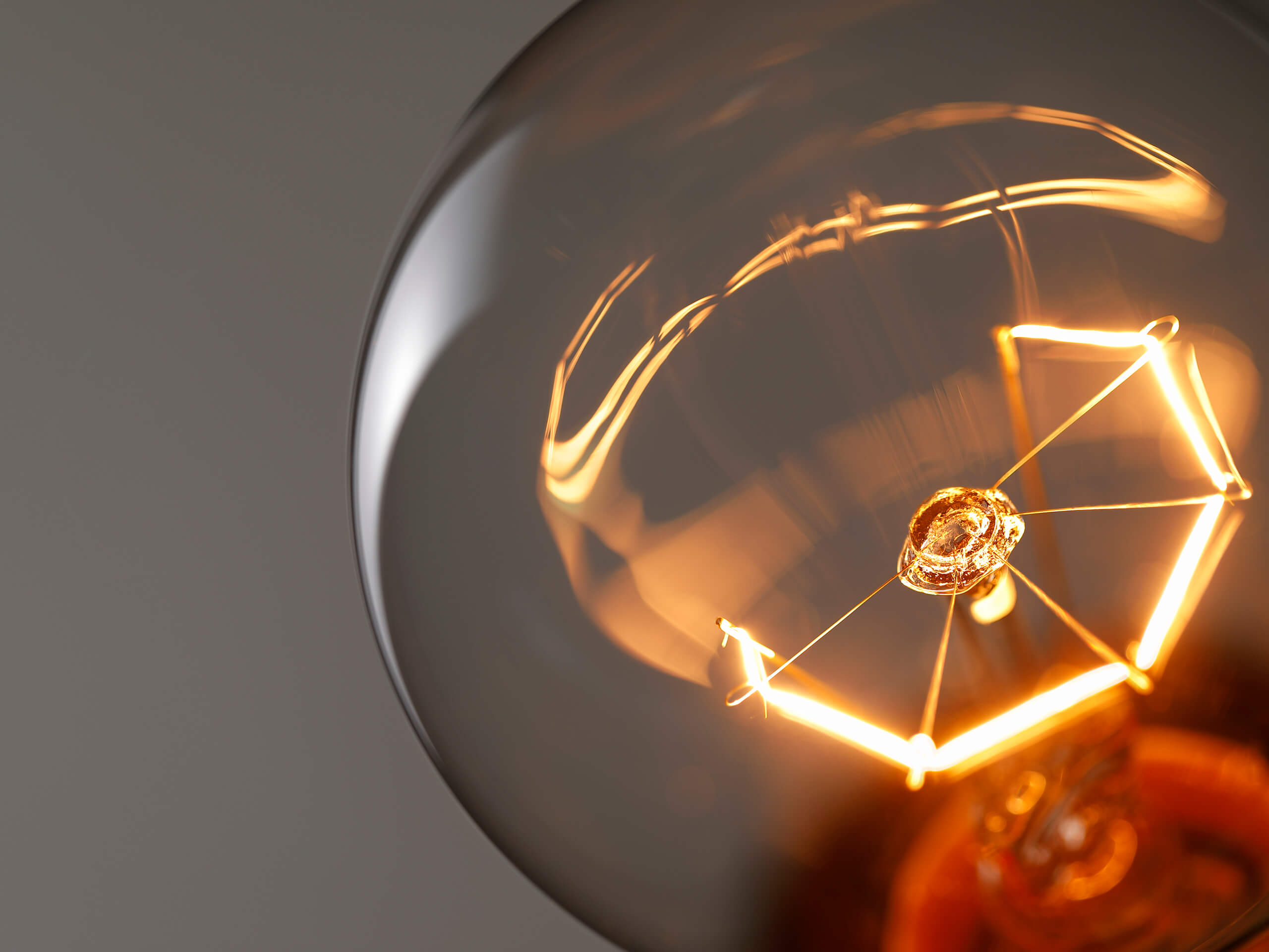 Glühlampe mit leuchtendem Wolframfaden