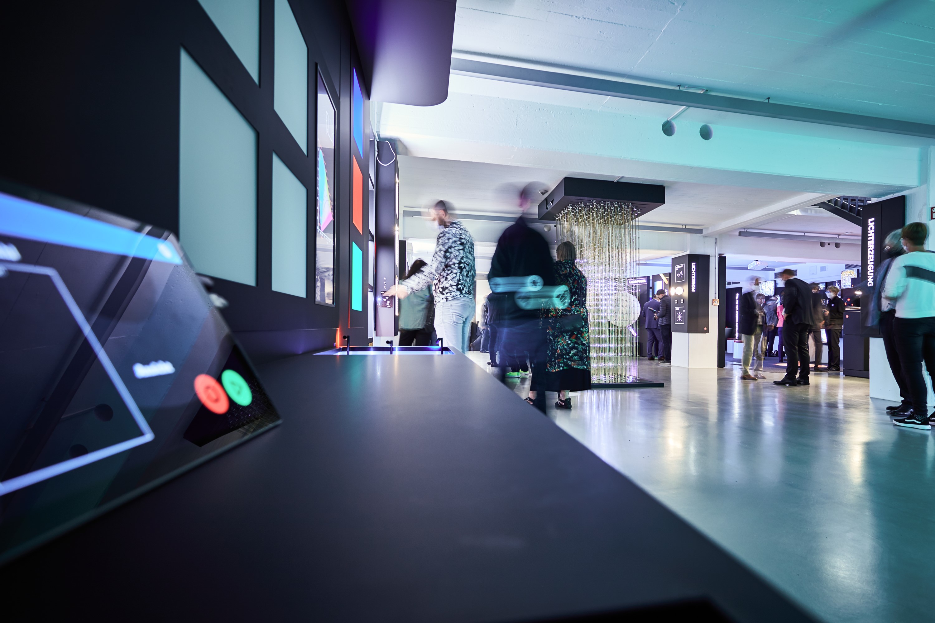 Besucher*innen entdecken gemeinsam die Ausstellung im F.LUX
